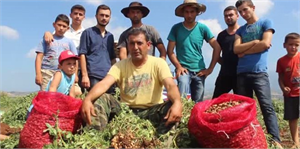 Başından aşağı, bir kova yerfıstığı dökerek meydan okudular