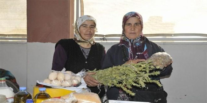 Aliağa`nın Köylü Pazarı İzmir`e Bir Metro Kadar Yakın