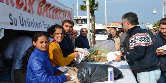 Ayvalık`ta Hasat Günlerinde 3 Ton Sardalye Dağıtıldı