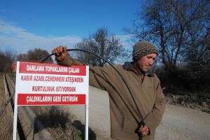 Çiftçiden Hırsıza Tabelalı Çağrı