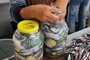 Karadeniz`de Hamsi Tuzlama Zamanı