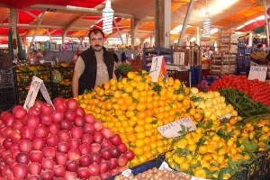 Yaş Meyve ve Sebze Satıcıları: Ürün Bol, Fiyat Düşük, Alıcı Yok
