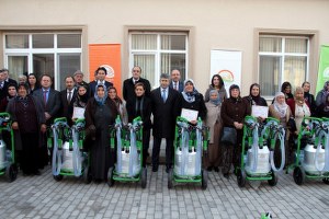 Kadın Çiftçilere Süt Sağım Makinesi Dağıtıldı