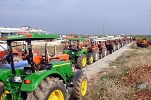 Kilometrelerce Uzunluğunda Traktör Kuyruğu