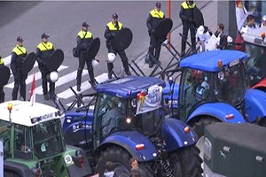 Binlerce Çiftçi Brüksel`i Traktörlerle İstila Etti