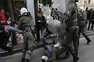 Atina`da Çiftçiler Polisle Çatıştı