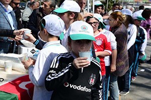 Beşiktaş Meydanı`nda Süt Dağıttılar