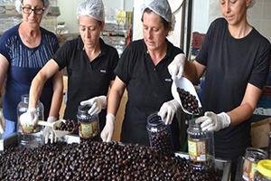 Ayvalık Zeytinini Hong Kong`a Taşıdı