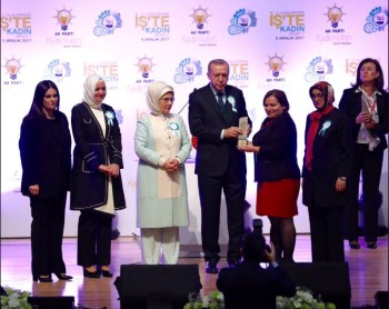 Tülin Akın`a, Cumhurbaşkanı`ndan Ödül