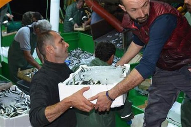 İzmir`de Kaçak Avlanan Balıkçılara Ceza!