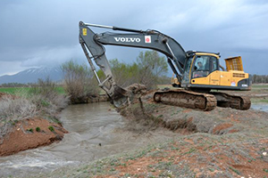 Elbistan`da Sulama Kanalları Temizleniyor