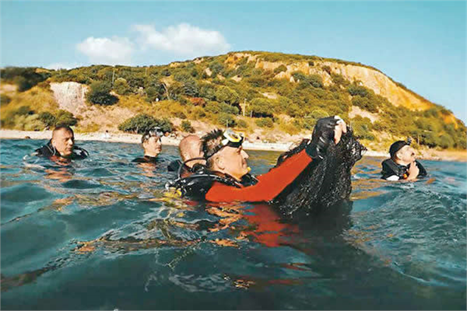 BAKAN PAKDEMİRLİ HAYALET AĞLAR İÇİN DALIŞ YAPTI