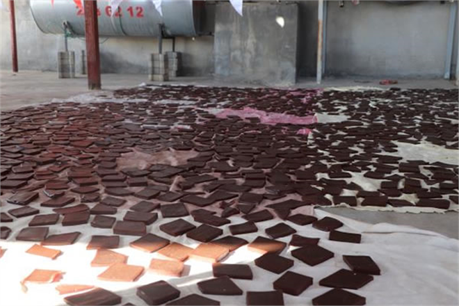 SİİRTLİ ÇİFTÇİLER, KENDİLERİNE HİBE EDİLEN ÜZÜM SIKMA MAKİNALARIYLA PESTİL YAPMAYA BAŞLADI