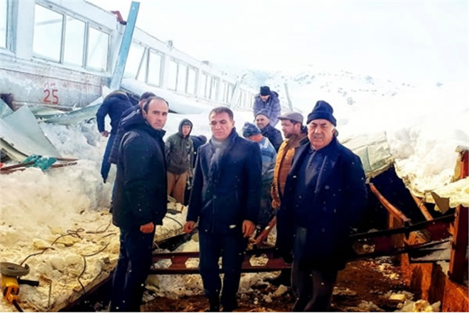 KARDAN ÇATILARI ÇÖKEN AHIRLARDAKİ 3 HAYVAN TELEF OLDU